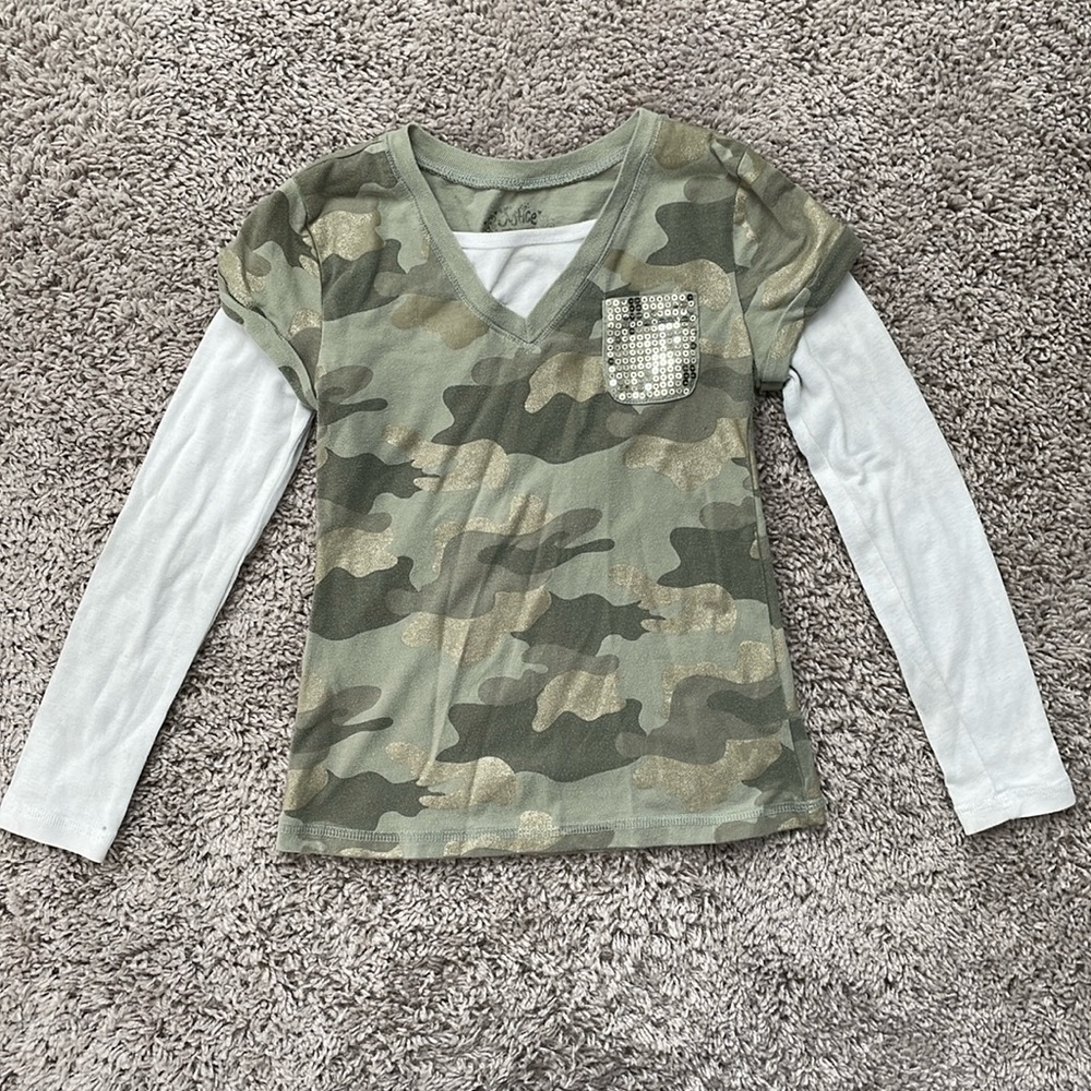 👶🏻5/$10👶🏻 girls Justice camoflauge shirt